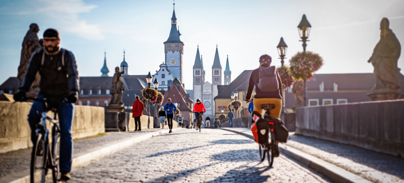 Fahrradfahrer auf der Würzburg Mainbrücke