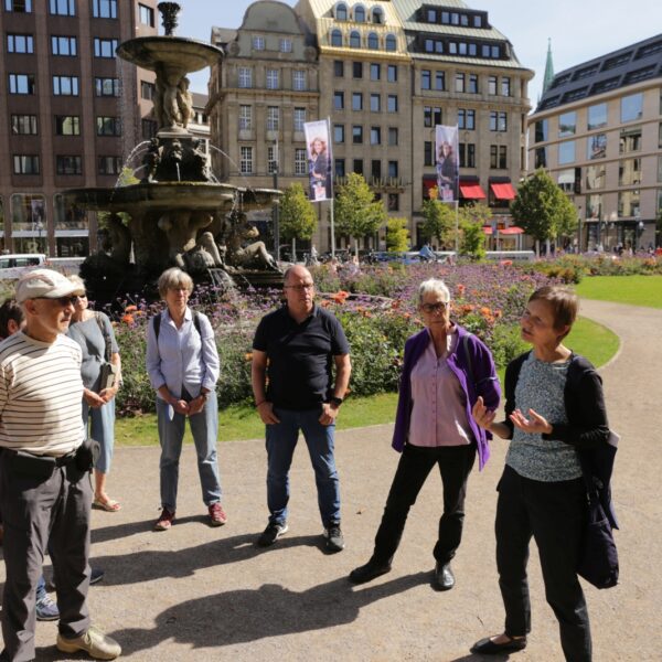 Klima-Spaziergang unter Leitung von Elke Cardeneo: 23 Teilnehmende starteten am Corneliusplatz.