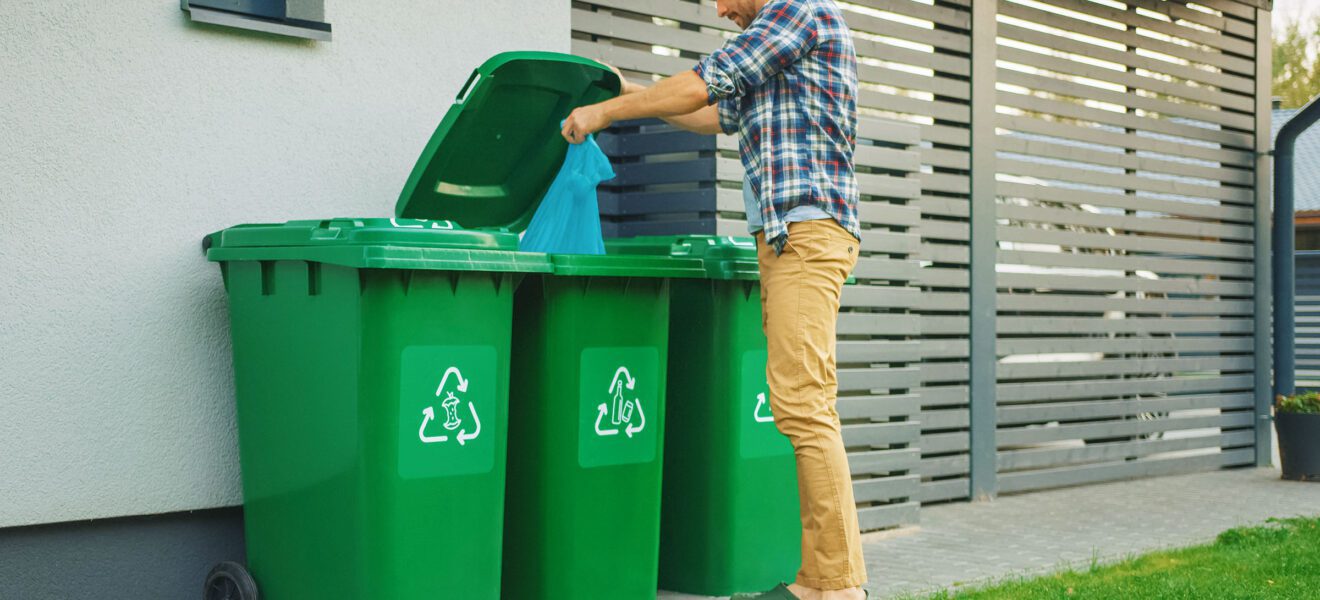 Mann macht Mülltrennung