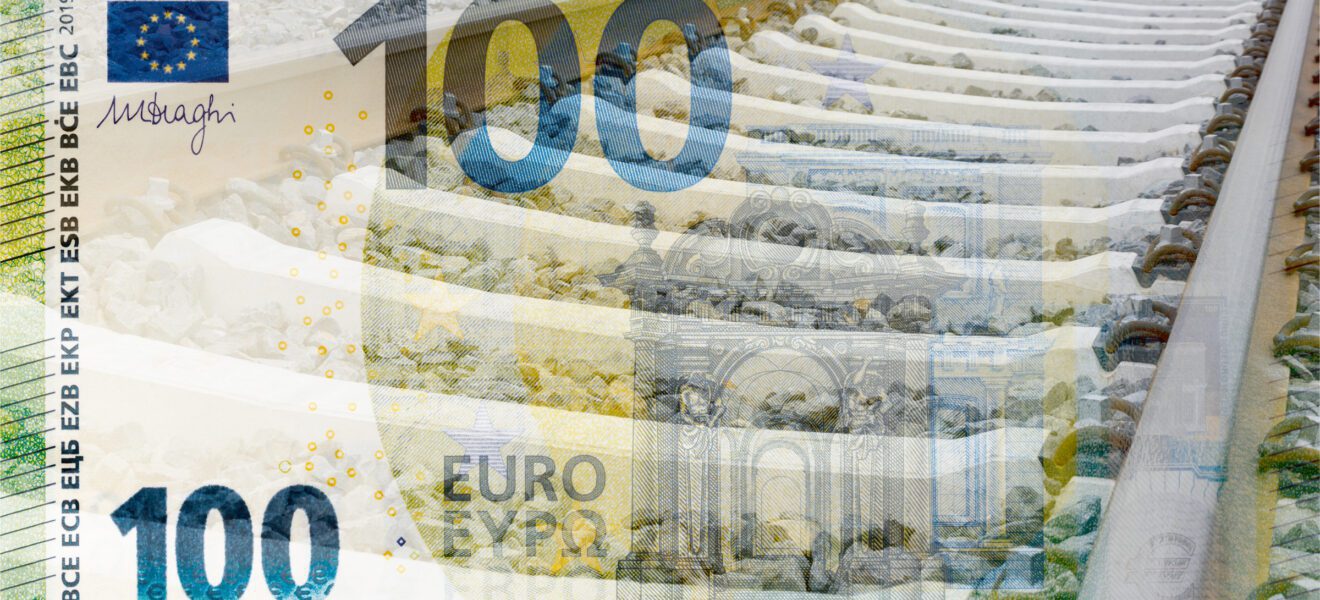 100-Euro-Schein liegt transparent über Bahngleis des ÖPNV