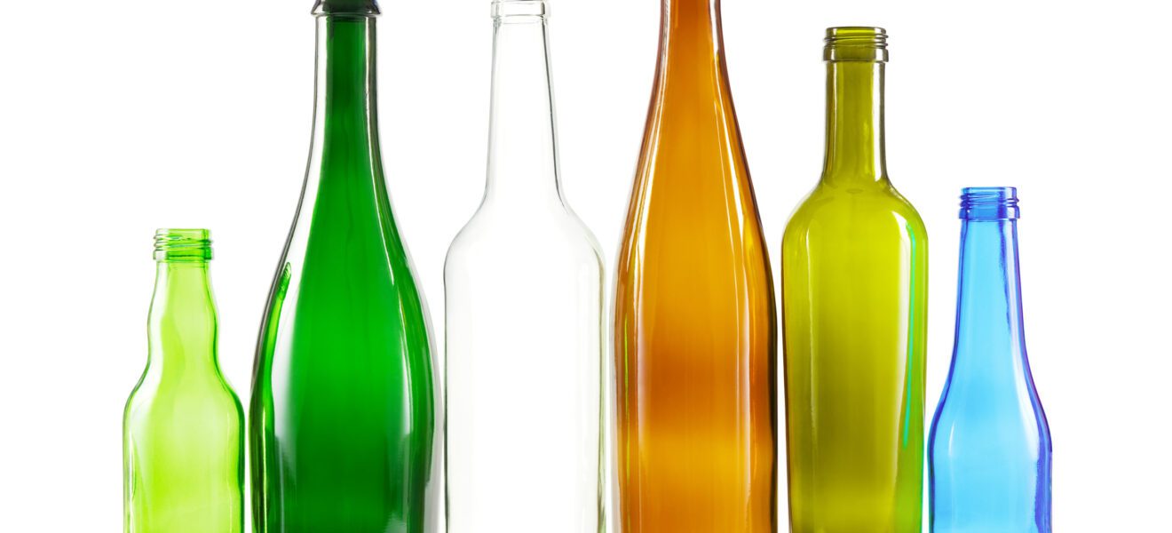 Altglas Flaschen in verschiedenen Farben stehen in einer Reihe