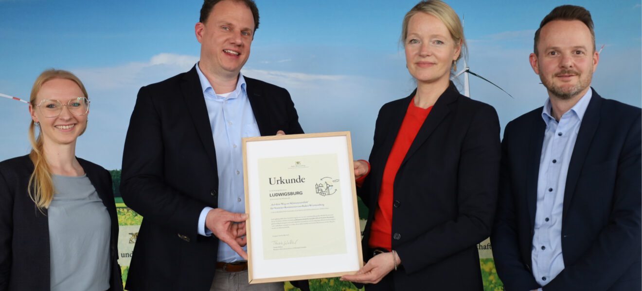 (v.l.n.r.) Die Ludwigsburger Klimaschutzmanagerin Lena Völlinger, OB Matthias Knecht, Umweltministerin Thekla Walker und Steffen Weeber, Ludwigsburgs Teamleiter Klima und Energie bei der Verleihung der Urkunde im Stuttgarter Umweltministerium.