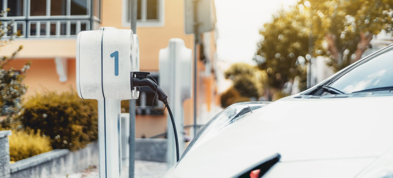 Die Kommunen stehen in der Pflicht, die eigene Infrastruktur mit innovativen Lade-Lösungen zu schaffen, um die Verkehrswende weiter voranzubringen. (Foto: SkyNextphoto@Envato-Elements)