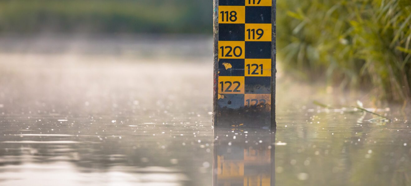 Pegelstand am Gewässer bei Hochwasser wird gemessen