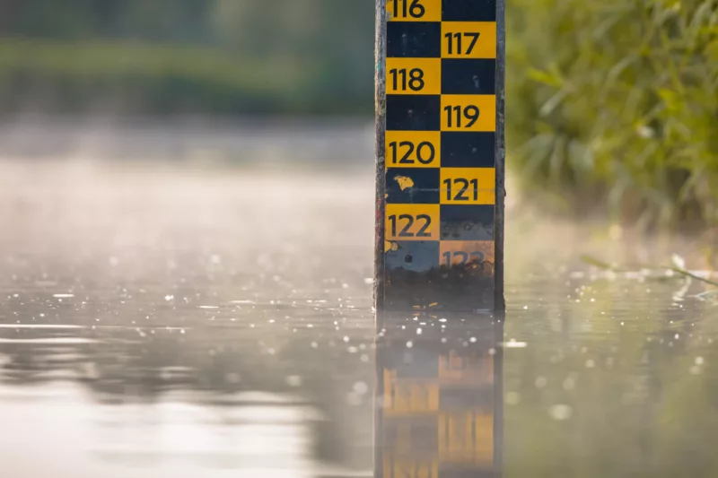 Pegelstand am Gewässer bei Hochwasser wird gemessen