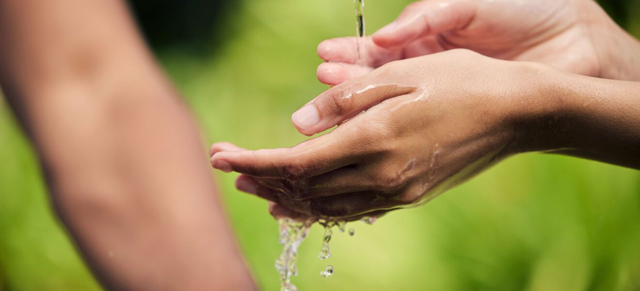 Wasser gilt als wichtige Ressource, weshalb deren Versorgung dauerhaft nachhaltig gewährleistet werden muss. (Copyright: YuriArcursPeopleimages)