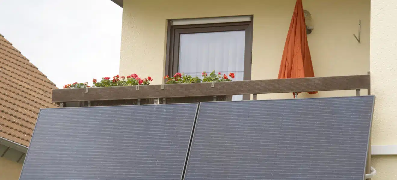 Zwei Solarmodule für Steckersolar am Balkon eines Mehrfamilienhauses.