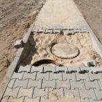 Neuer Weg wird gebaut mit grauen Pflastersteinen