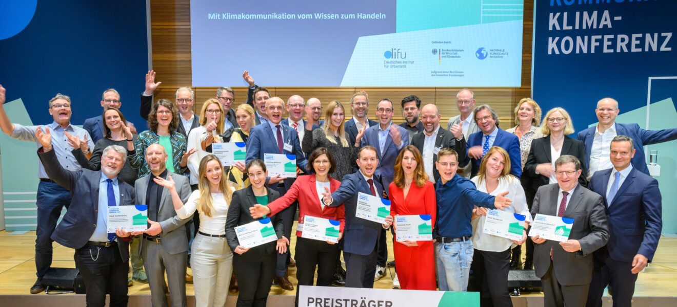 Gruppenbild der jubelnden Preisträger des Klimaaktive-Kommune Preises 2023