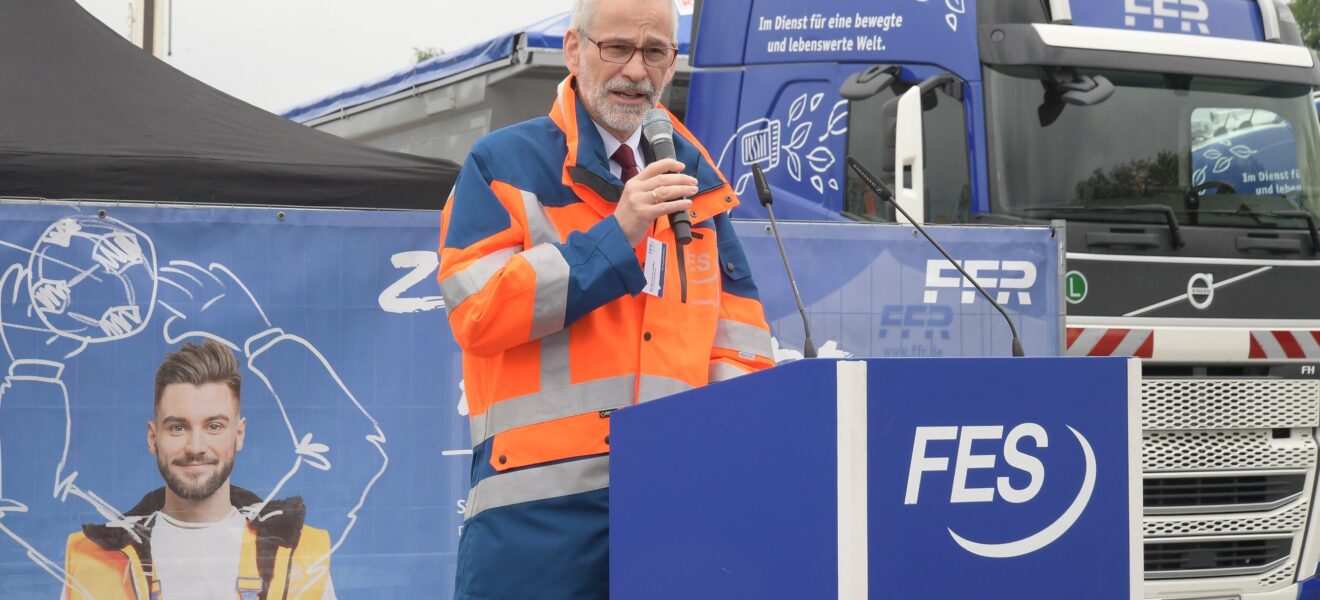 kaufmännischer Geschäftsführer der FES_Benjamin Scheffler spricht vor FES Fahrzeug