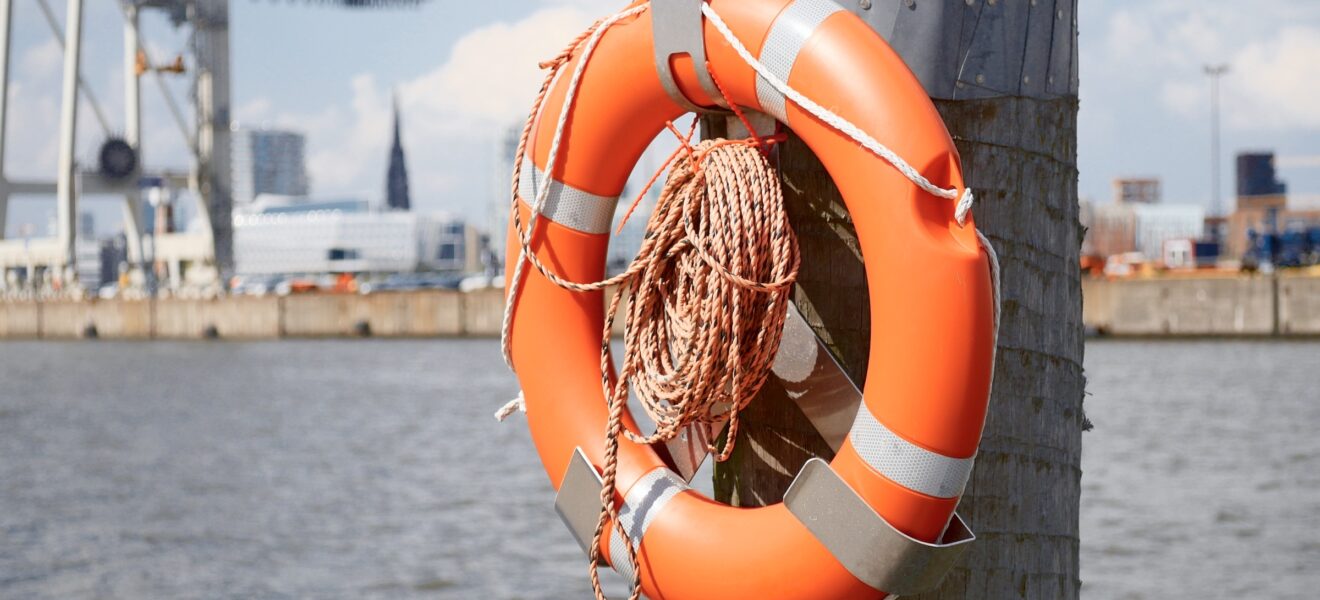 Rettungsring im Hamburger Hafen