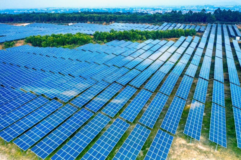 Feld mit vielen Solar-Panels