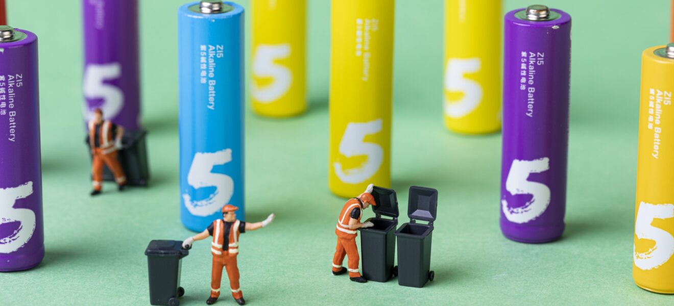 R6 Batterien werden in Spielzeug Mülltonnen entsorgt