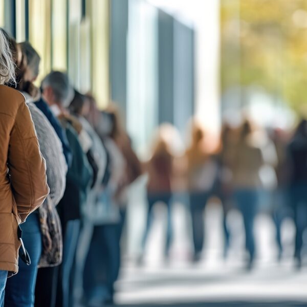 Warteschlange von Menschen vor Bürgerbüro