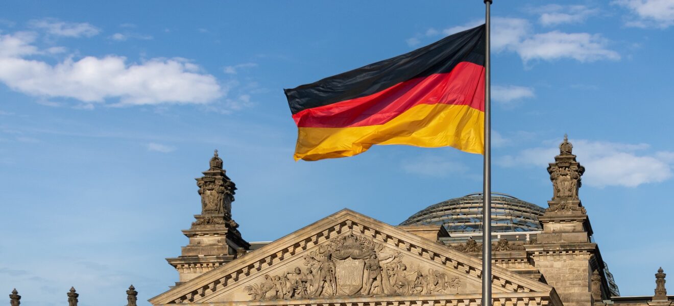 Deutsche Flagge vorm Bundestag Berlin