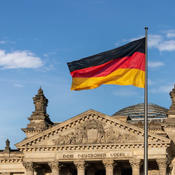 Deutsche Flagge vorm Bundestag Berlin