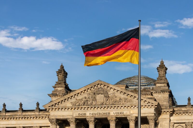 Deutsche Flagge vorm Bundestag Berlin