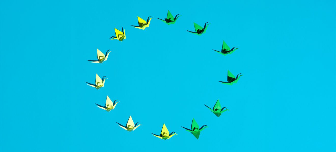 EU-Kreislaufwirtschaft symbolisiert durch Origami-Vögel im Kreis