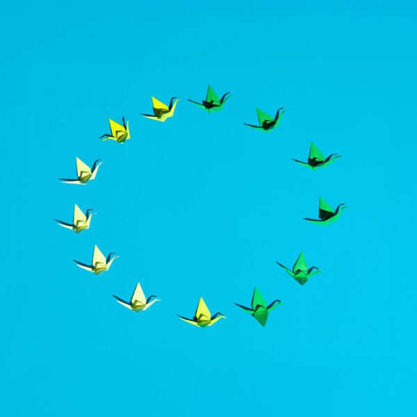 EU-Kreislaufwirtschaft symbolisiert durch Origami-Vögel im Kreis