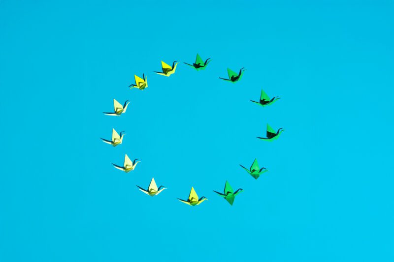 EU-Kreislaufwirtschaft symbolisiert durch Origami-Vögel im Kreis