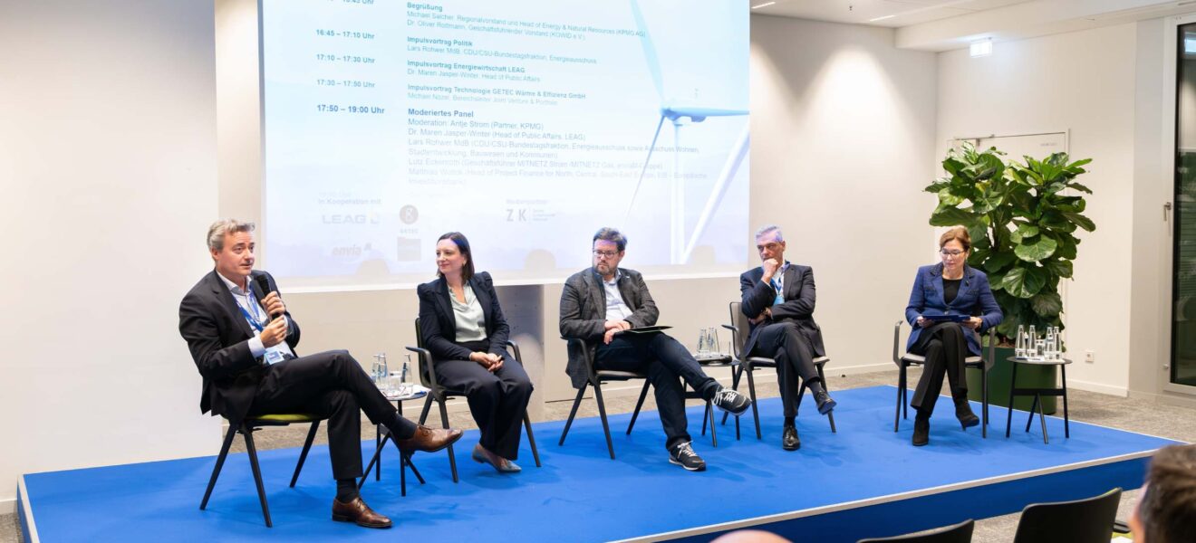 Diskussionsteilnehmende beim Panel-Talk der KOWID-Tagung in Berlin über Chancen und Technologien der Energiewende.