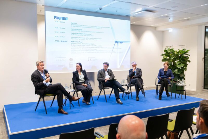 Diskussionsteilnehmende beim Panel-Talk der KOWID-Tagung in Berlin über Chancen und Technologien der Energiewende.