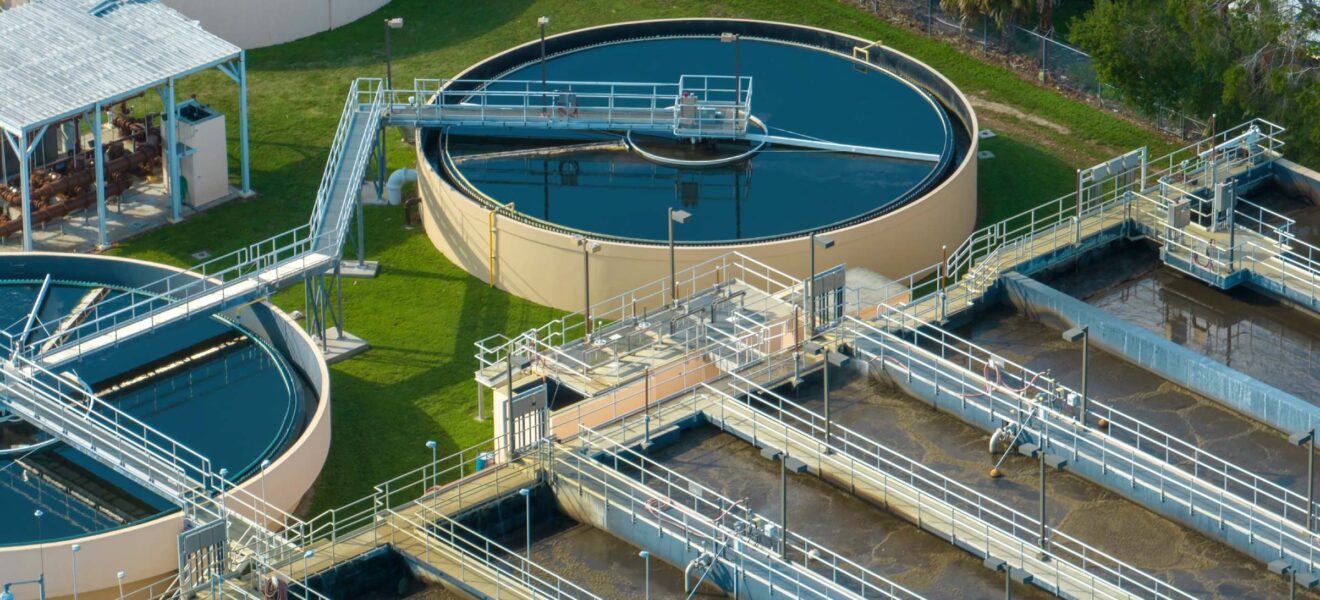 Luftbild einer modernen Wasserreinigungsanlage in einer städtischen Kläranlage.