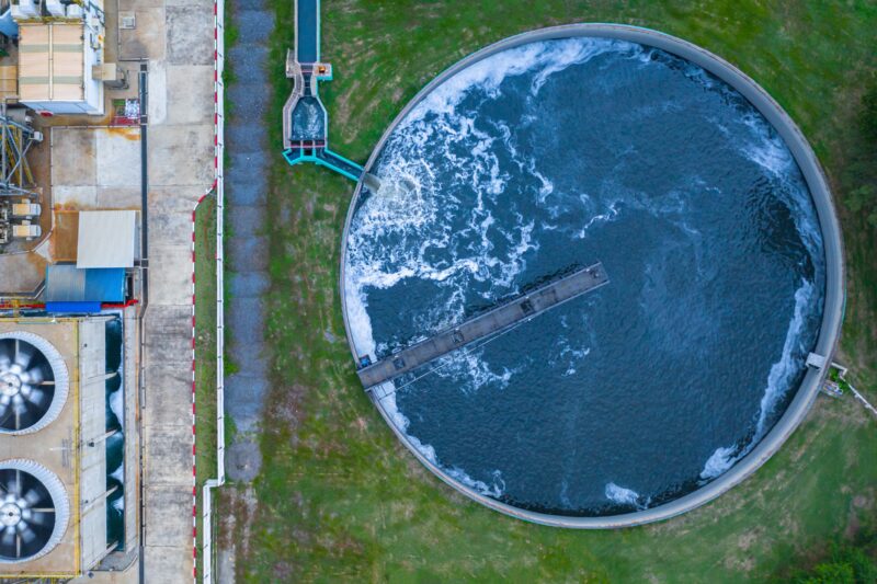 Luftaufnahme eines Wasseraufbereitungsbeckens mit Abwasser. (Foto: Kalyakan, AdobeStock)