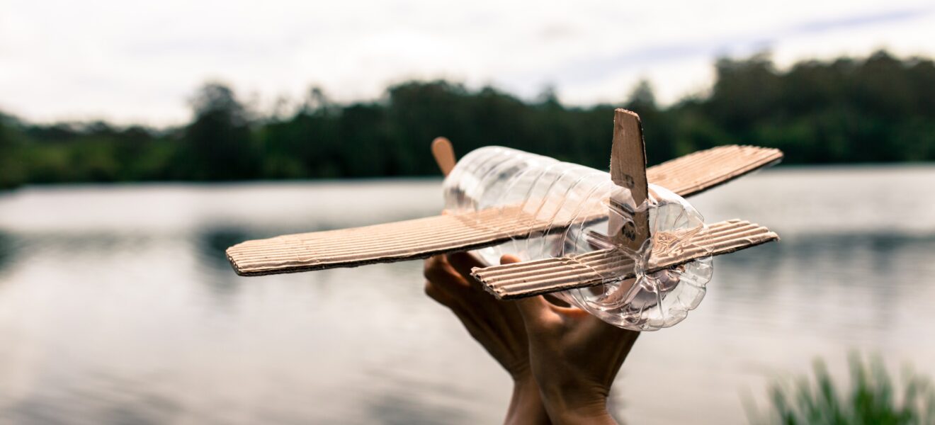 Spielzeugflugzeug gebastelt aus Plastikflasche (Bild: jtrillol, AdobeStock)