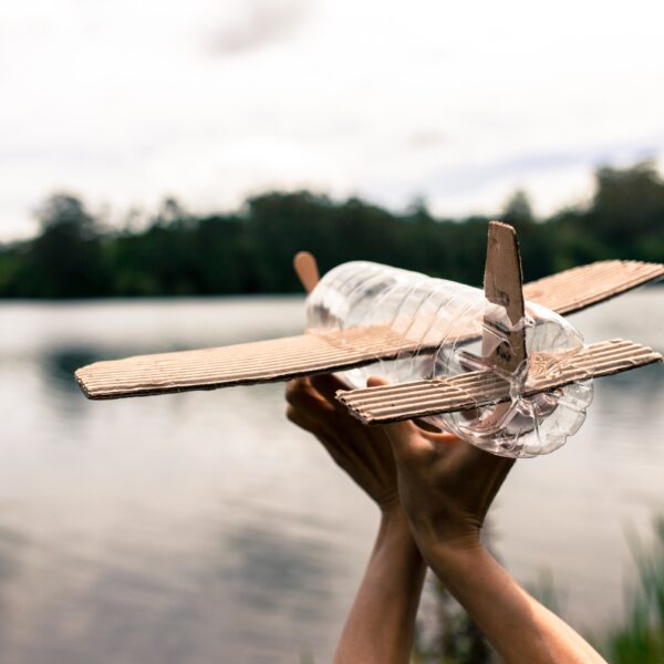 Spielzeugflugzeug gebastelt aus Plastikflasche (Bild: jtrillol, AdobeStock)