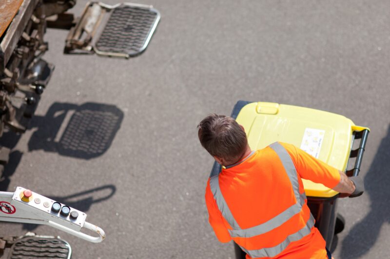 Gelbe Tonne wird abgeholt