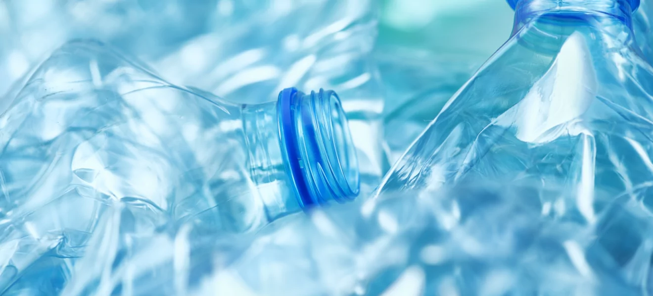 Zerknüllte PET-Einwegplastikflaschen