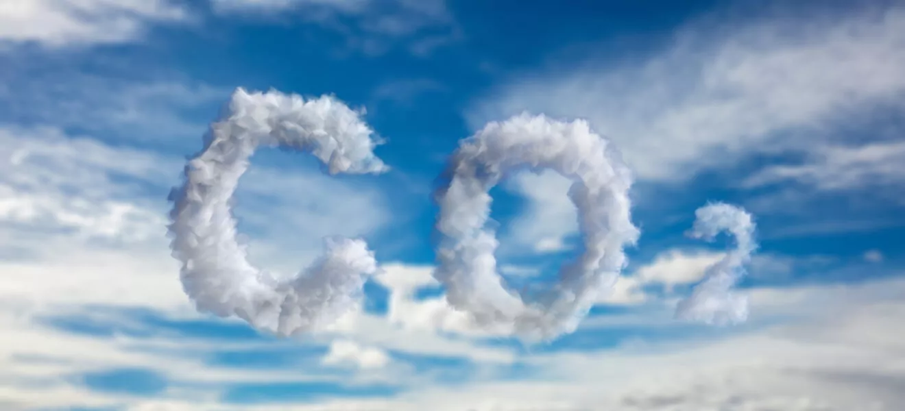 Bewölkter Himmel mit CO2-Schriftzug aus Wolken