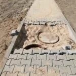 Neuer Weg wird gebaut mit grauen Pflastersteinen