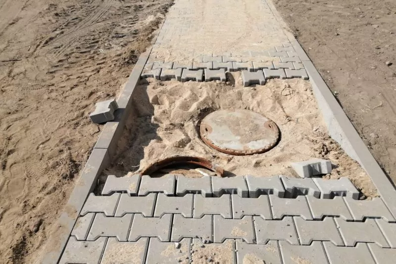 Neuer Weg wird gebaut mit grauen Pflastersteinen