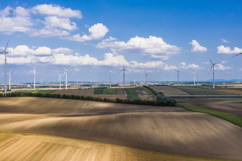Anlage von Windturbinen nahe Ackerbaulandschaft
