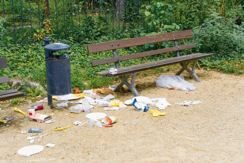 Ab 2025 können Kommunen für die Beseitigung von Abfällen im öffentlichen Raum erstmals Gelder aus dem Einwegkunststofffonds beanspruchen.