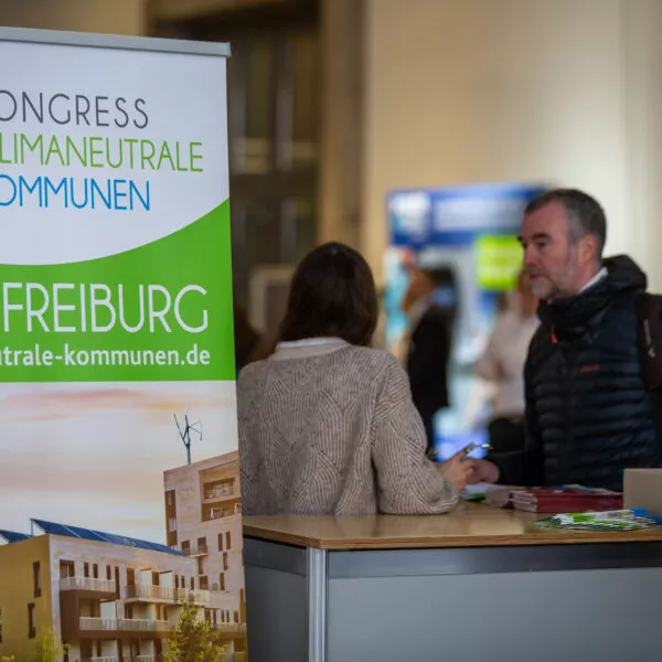 Messestand beim Kongress Klimaneutrale Kommunen 2024 in Freiburg im Breisgau