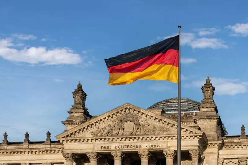 Deutsche Flagge vorm Bundestag Berlin