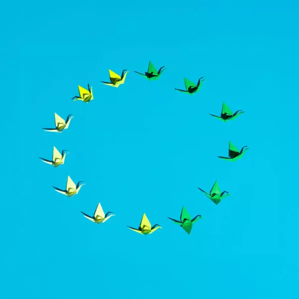 EU-Kreislaufwirtschaft symbolisiert durch Origami-Vögel im Kreis