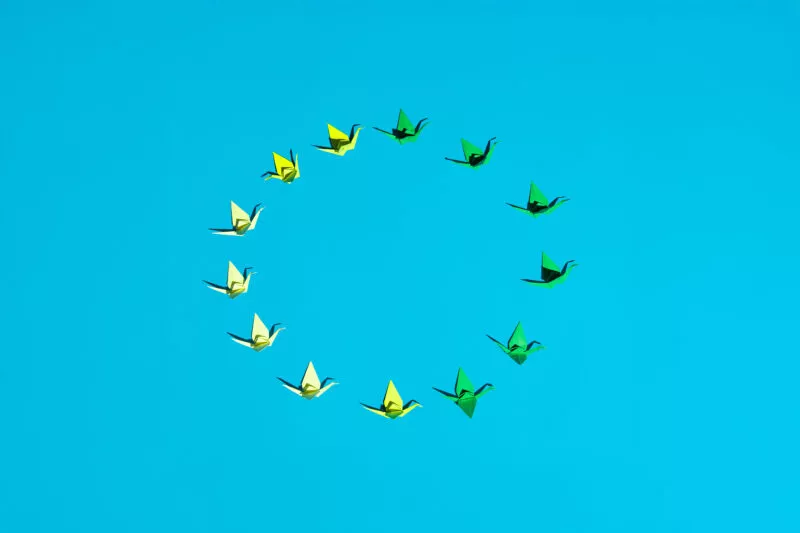 EU-Kreislaufwirtschaft symbolisiert durch Origami-Vögel im Kreis