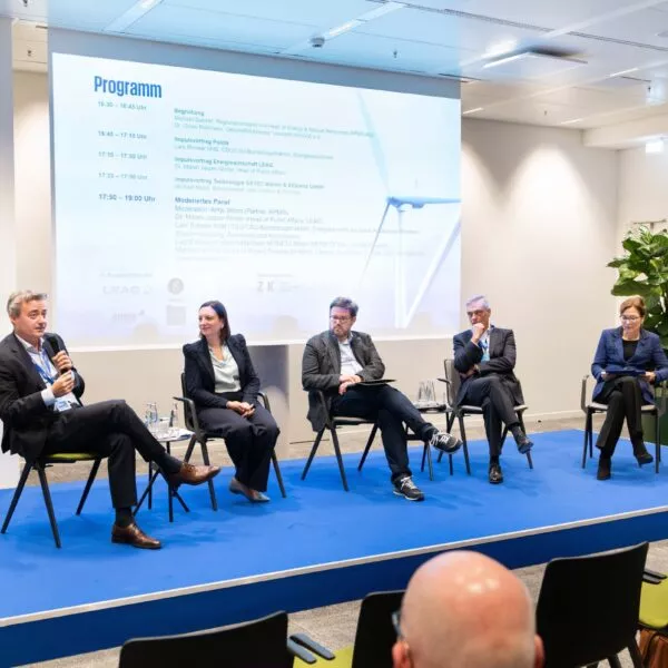 Diskussionsteilnehmende beim Panel-Talk der KOWID-Tagung in Berlin über Chancen und Technologien der Energiewende.