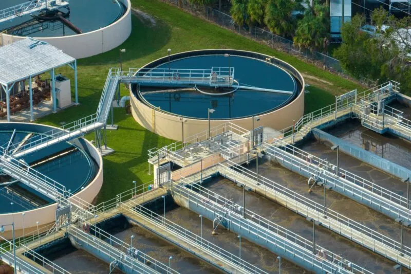 Luftbild einer modernen Wasserreinigungsanlage in einer städtischen Kläranlage.