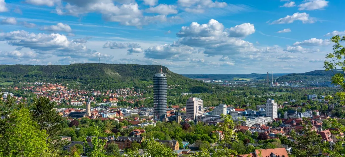 Blick über Jena, Thüringen, an einem warmen Sommertag