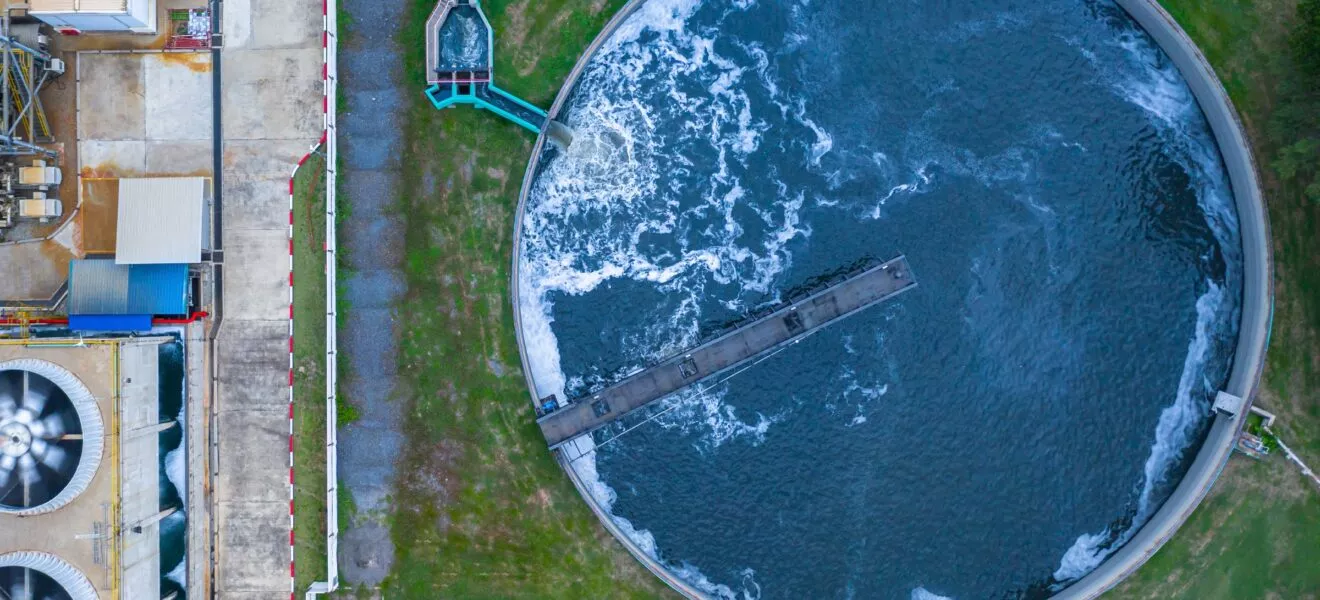 Luftaufnahme eines Wasseraufbereitungsbeckens mit Abwasser. (Foto: Kalyakan, AdobeStock)