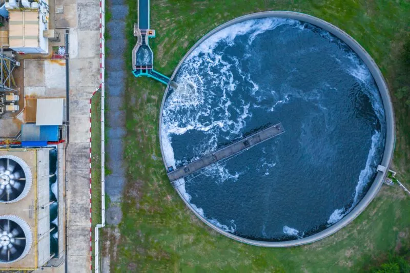 Luftaufnahme eines Wasseraufbereitungsbeckens mit Abwasser. (Foto: Kalyakan, AdobeStock)